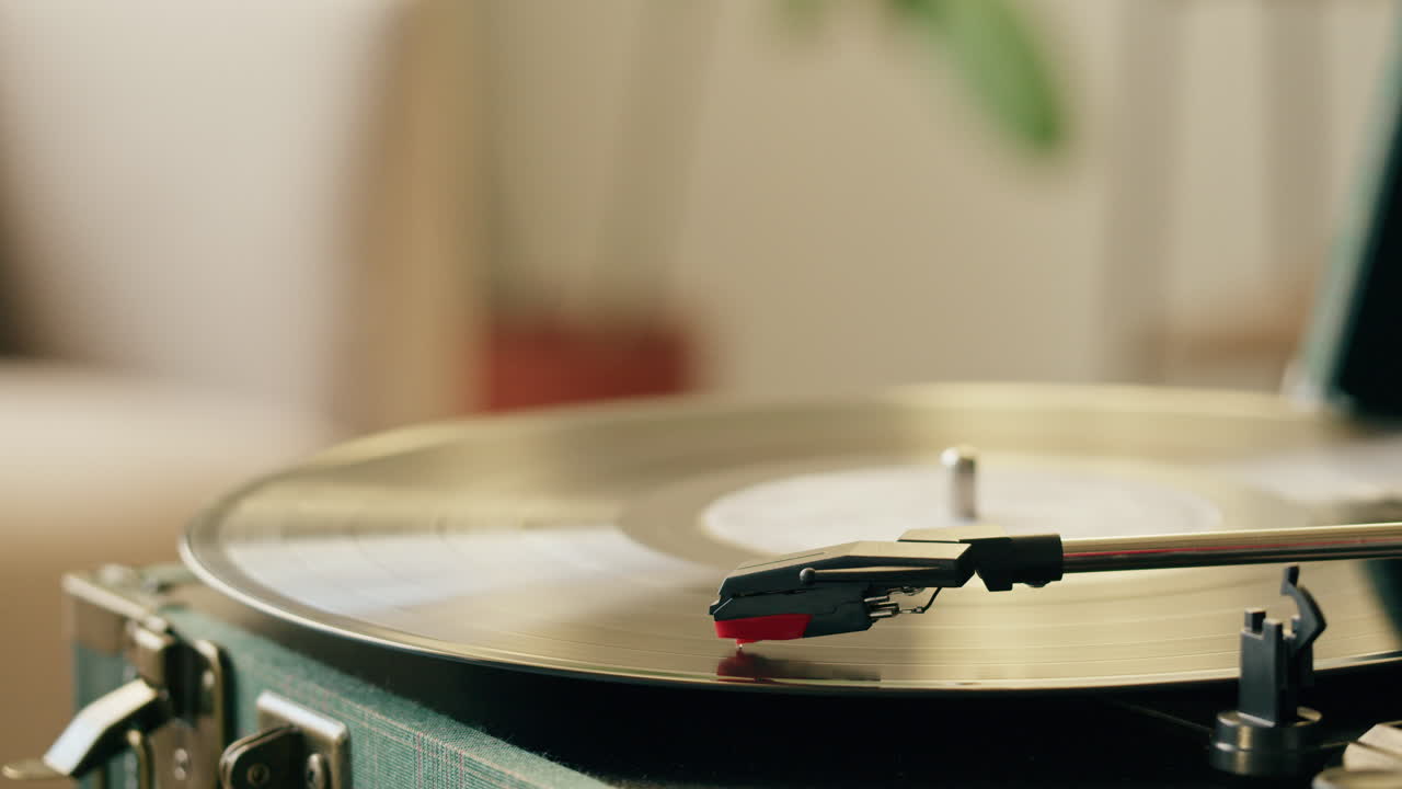 Primo piano di un disco in vinile in riproduzione su un giradischi