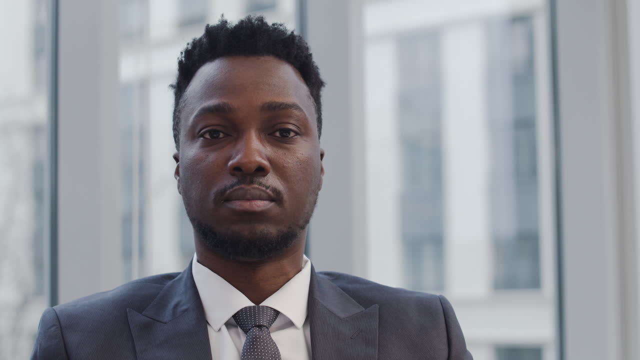 hombre mirando hacia adelante