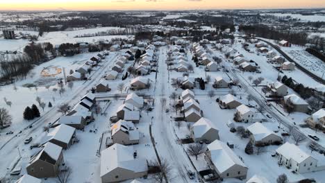 vecindario americano nevado en invierno durante el amanecer dorado