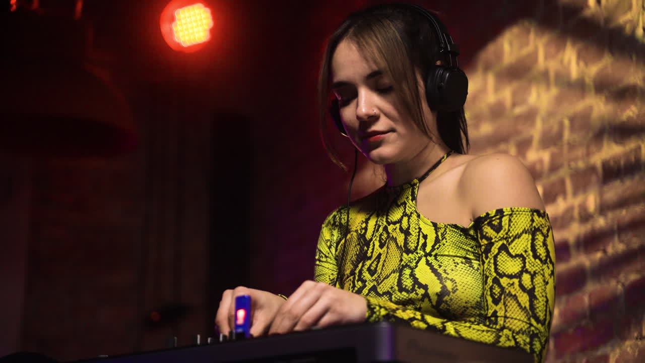 mujer con auriculares djing en la discoteca