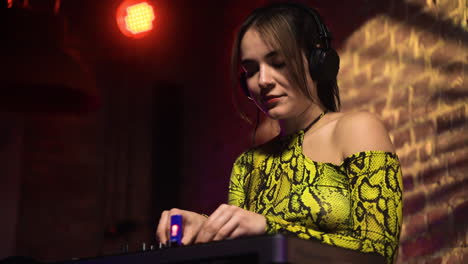 Woman-with-headphones-djing-at-the-disco