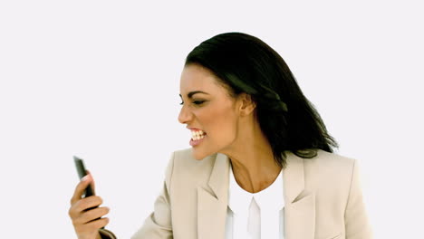 mujer de negocios gritando en su teléfono móvil