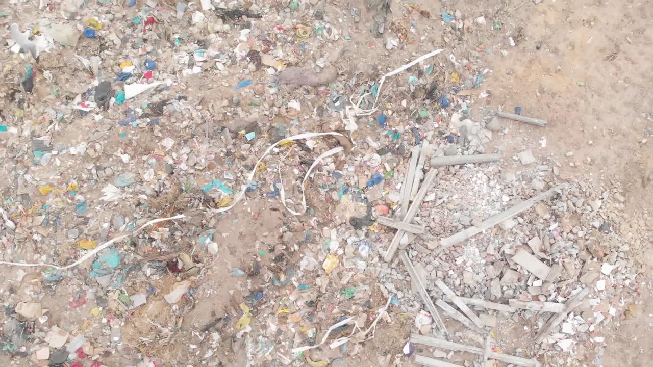 basura apilada en un vertedero lleno de basura