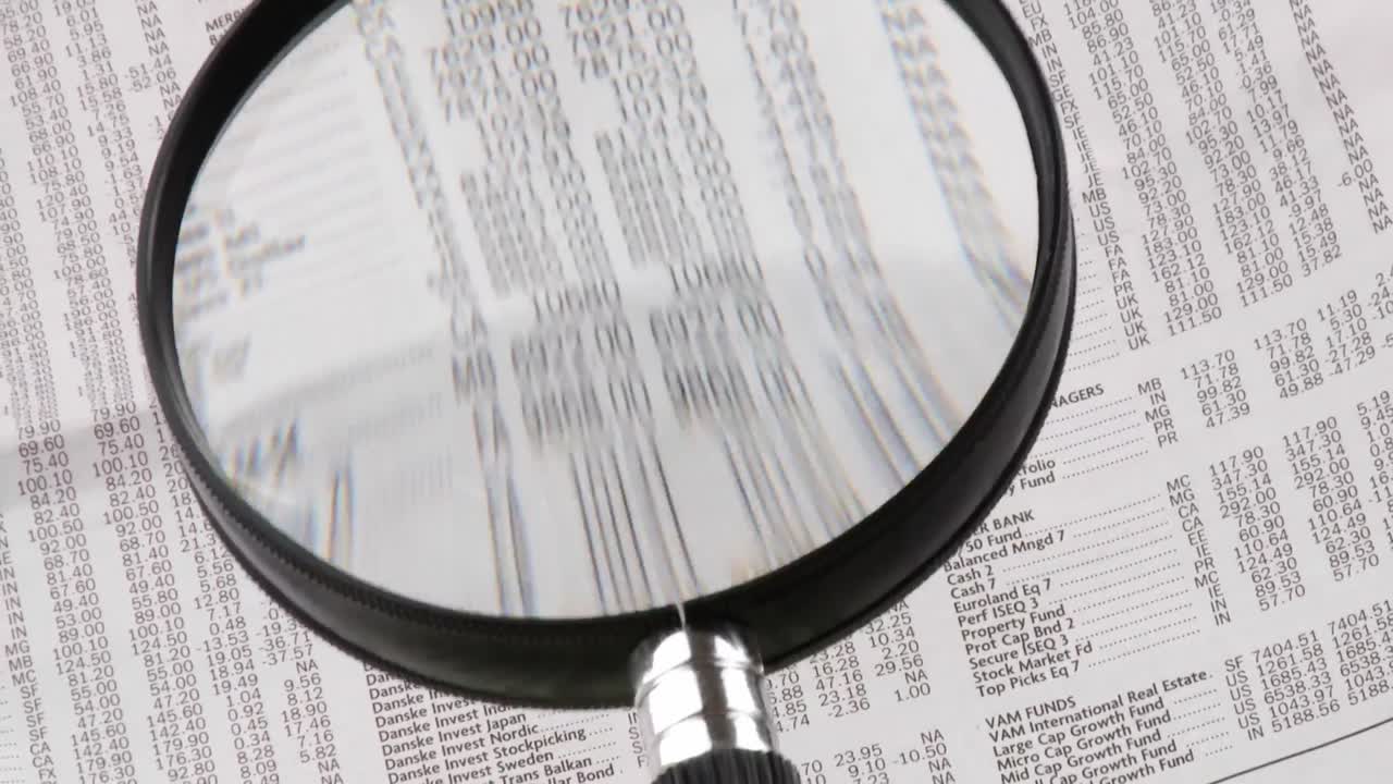 lupa que muestra los números de un periódico