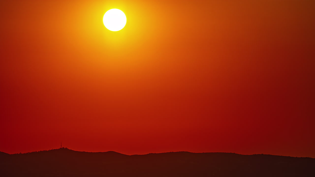 올림포스 산, 키프로스, 그리스에서 해가 뜨면 하늘이 빨간색에서 금색으로 변합니다. 타임 ⁇ 스