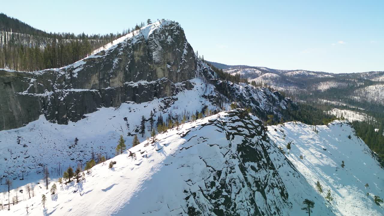 캘리포니아 주 엘도라도 국립 숲의 계곡을 따라 노출된 바위 절벽의 공중 풍경