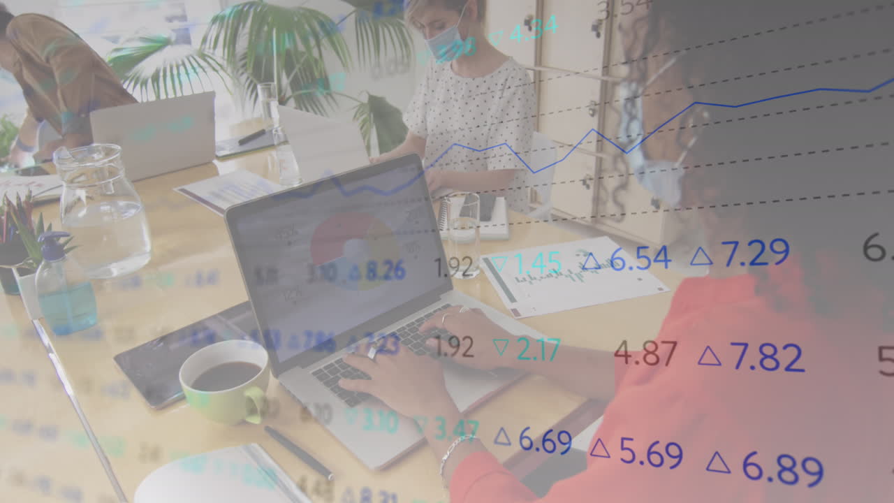 animación de la interfaz digital que muestra estadísticas con colegas en la oficina que usan máscaras faciales