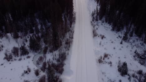 Aufschlussreiche-Luftaufnahme-Der-Welligen-Winterstraße-In-Der-Kanadischen-Prärie