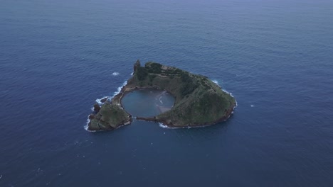 Aerial-view-of-famous-Ilhéu-de-Vila-Franca-do-Campo-island-at-Sao-Miguel-in-Azores