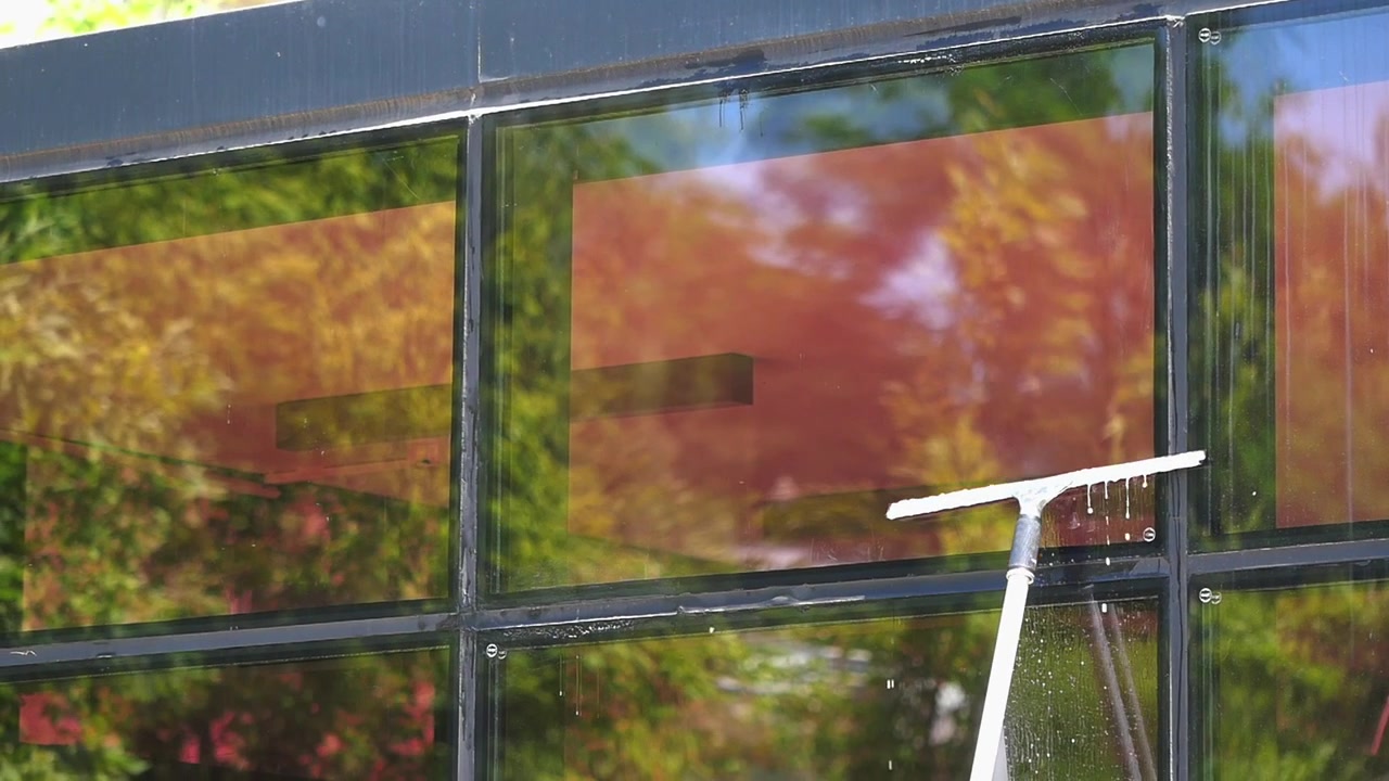 Fensterabzieher, der Wasser von einer Außenscheibe abzieht