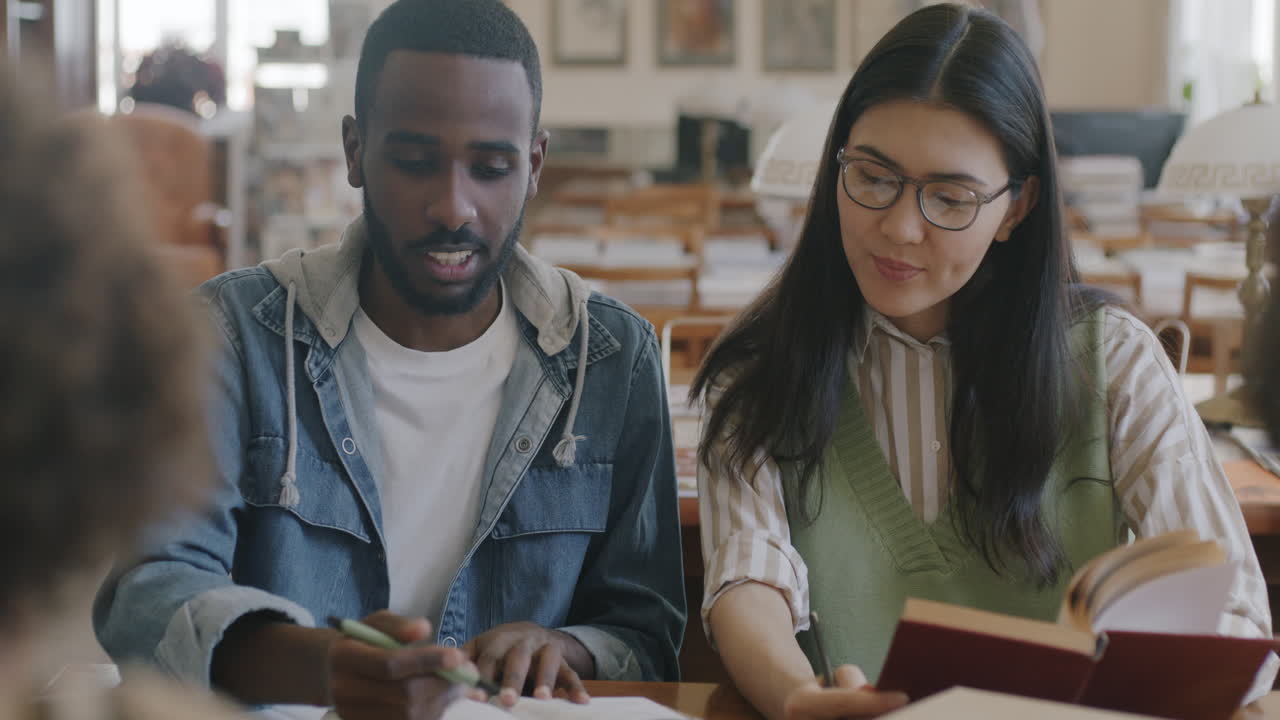 estudiantes que estudian en una biblioteca