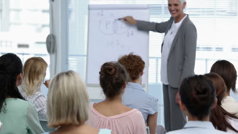 mujer de negocios dando una conferencia a otras mujeres de negocios