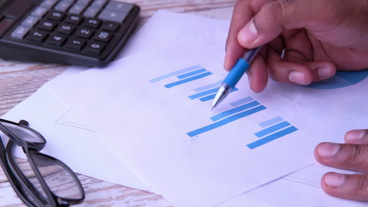 persona que analiza las cartas comerciales