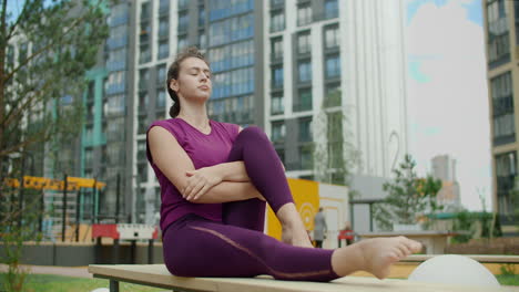 mujer estirándose al aire libre