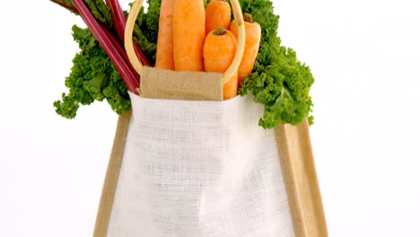 primer plano de una bolsa con verduras saludables 4k