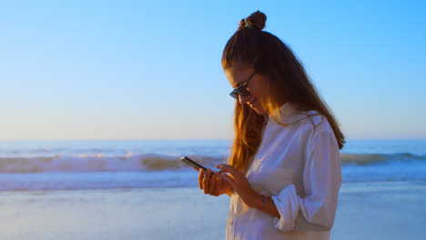 Frau-Benutzt-Mobiltelefon-Am-Strand-4k