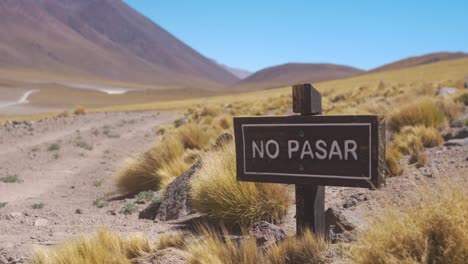 ningún signo de madera de intrusión en una montaña sudamericana en el desierto