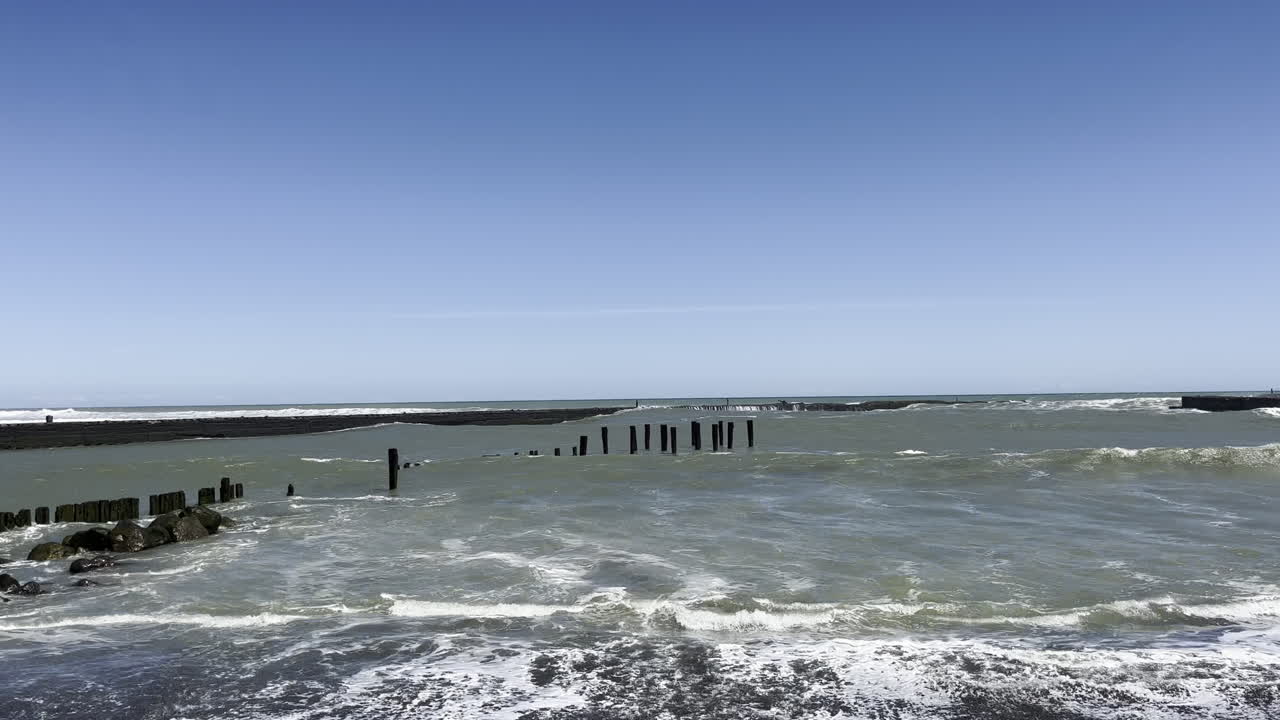 뉴질랜드 타라나키 지역 마나 베이의 파테아 해변 해안에 부서지는 해일