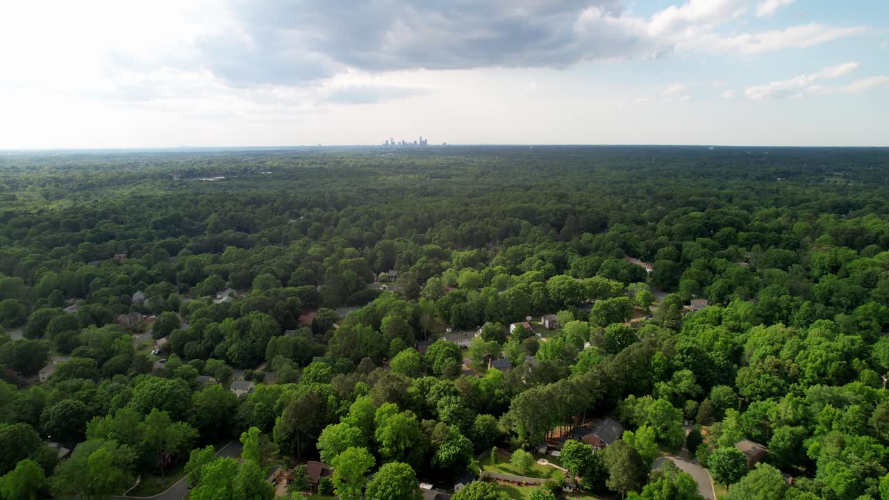 toma aérea del horizonte de charlotte desde matthews nc