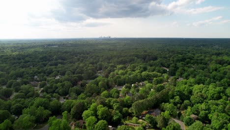 Toma-Aérea-Del-Horizonte-De-Charlotte-Desde-Matthews-Nc