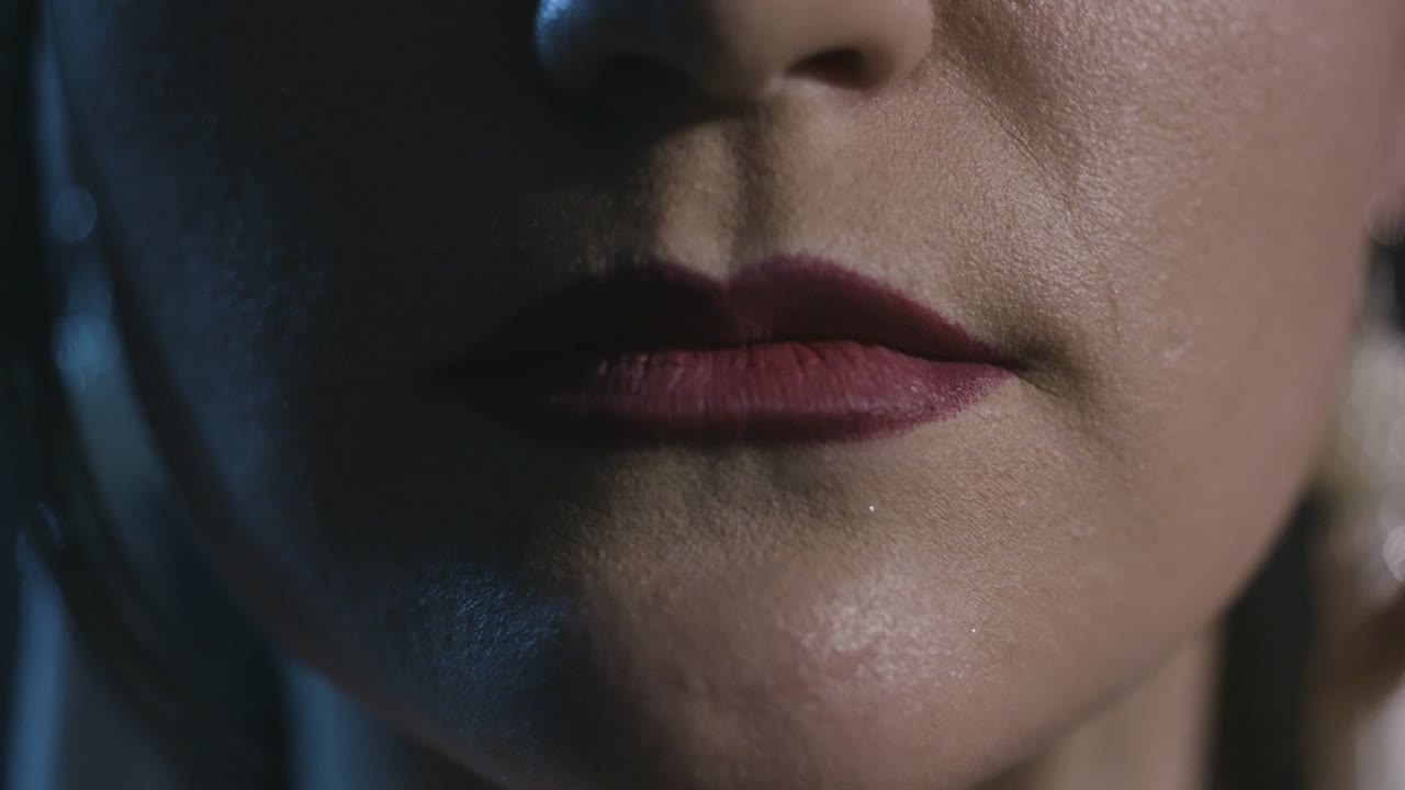 primer plano de la boca sonriente de una mujer