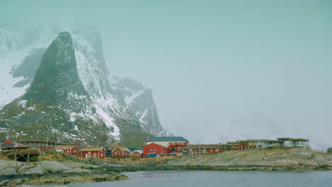ripresa cinematografica di stoccafisso sugli scaffali a reine, norvegia
