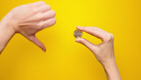 la mano de la mujer muestra el gesto de aprobación de la moneda brasileña