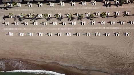 Vista-Descendente-De-Arriba-Hacia-Abajo-De-Las-Camas-De-Playa-En-Un-Resort-De-Lujo