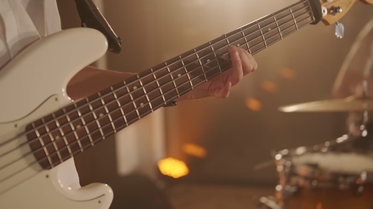 actuación en vivo de la banda con cantante, bajista, pianista, baterista y guitarrista