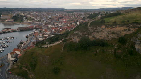 Ein-Drohnenschuss-Zeigt-Die-Stadt-Scarborough-An-Einem-Bewölkten-Tag