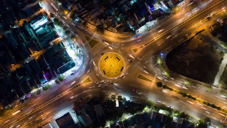 Hyperlapse-Zeitraffer-Des-Nächtlichen-Stadtverkehrs-An-Einer-4-Wege-Kreisverkehrkreuzung-In-Vietnam-–-Luftaufnahme