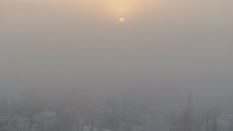 Vista-De-Drones-Del-Amanecer-Dorado-Mientras-Vuela-Desde-La-Niebla-De-La-Mañana