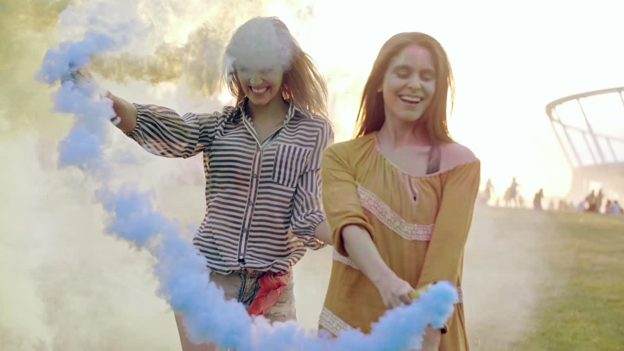 amigos con bombas de humo bailando en el festival de verano
