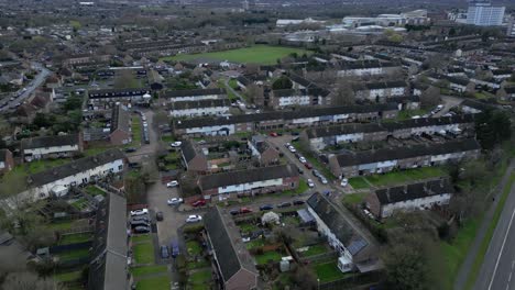 Toma-Aérea-De-La-Zona-Residencial-Y-El-Paisaje-Urbano-En-Harlow-Essex,-Inglaterra