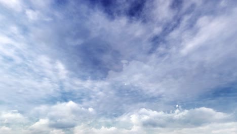 Zeitraffer-Von-Weißen-Wolken-über-Blauem-Himmel