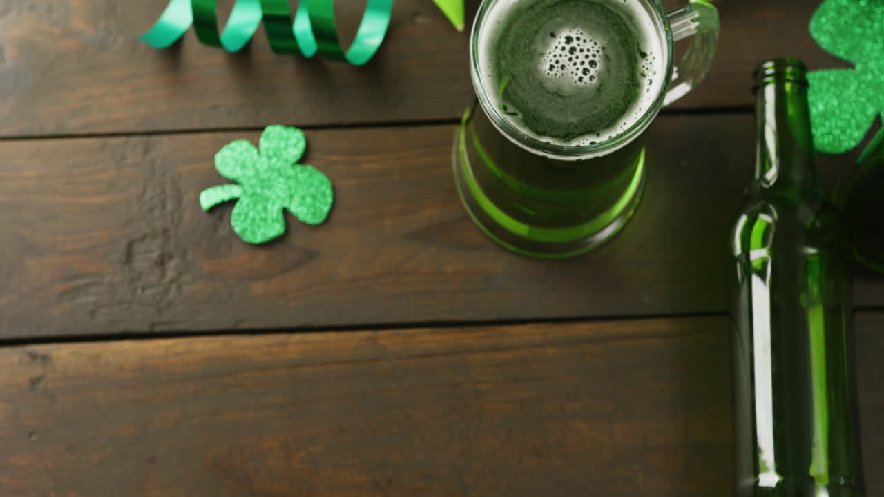 video de la cerveza verde de san patricio, trébol y botella sobre fondo de madera