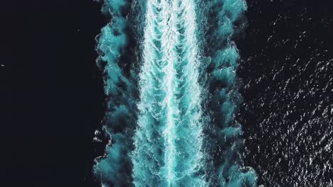 vista aérea de la estela de un barco