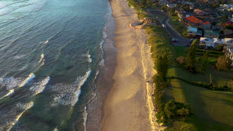 Cinemática-Reveladora-Toma-De-Drone-De-La-Playa-Y-El-Océano-En-La-Playa-De-Lennox-Head