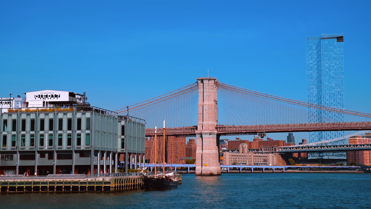 New York, USA, 28 ottobre 2025: vista sul ponte di Brooklyn e sul Pier 17. Vista sul ponte di Brooklyn e sul Pier 17 sull'East River in una giornata di sole a Manhattan