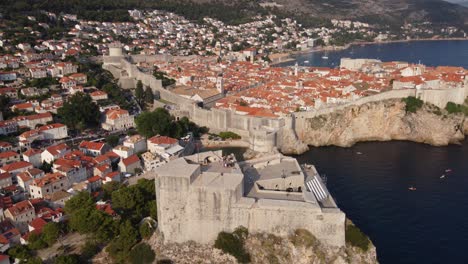 Fuerte-Lovrijenac-Y-Murallas-Del-Casco-Antiguo-De-Dubrovnik-Como-Desembarco-Del-Rey,-Aéreo