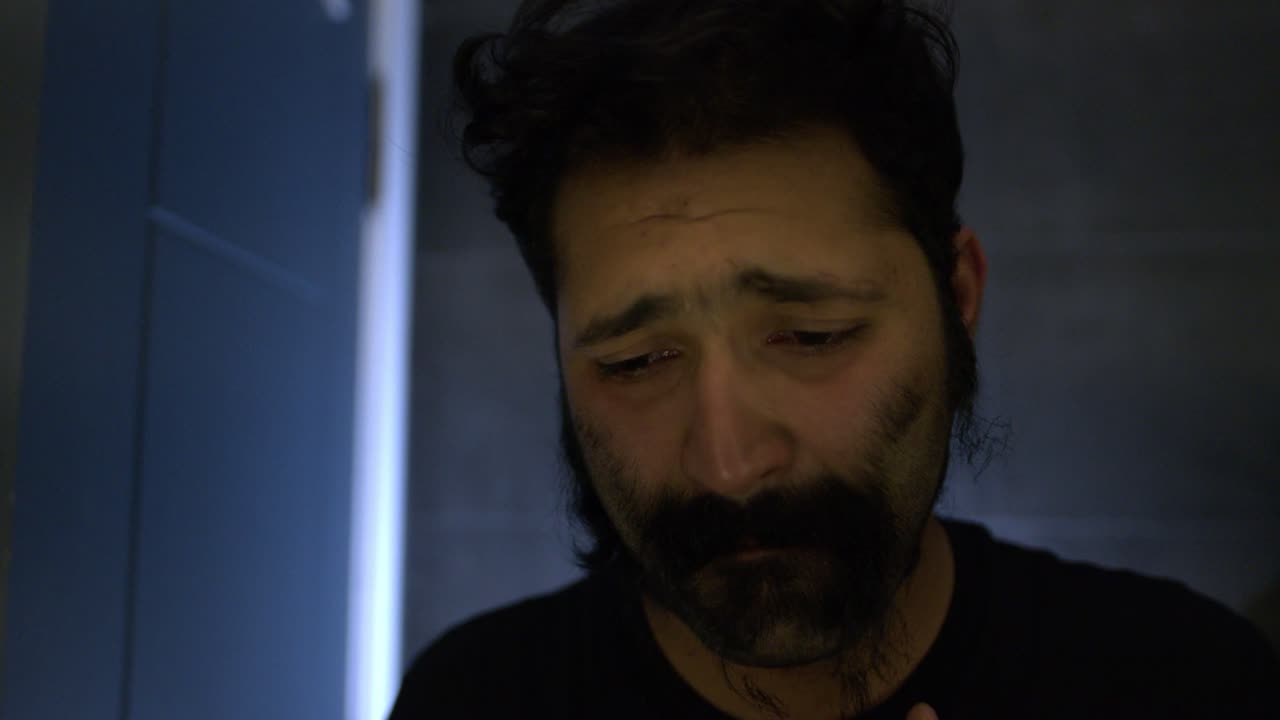 psicópata afeitando su gruesa barba con diferentes emociones