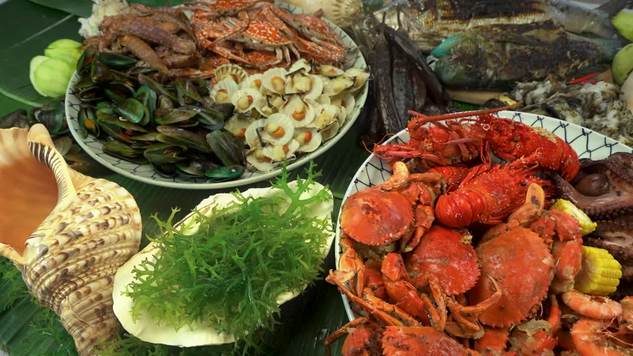 This vibrant image showcases an assortment of freshly caught seafood beautifully presented on a bed of banana leaves, emphasizing the tropical and natural dining experience.