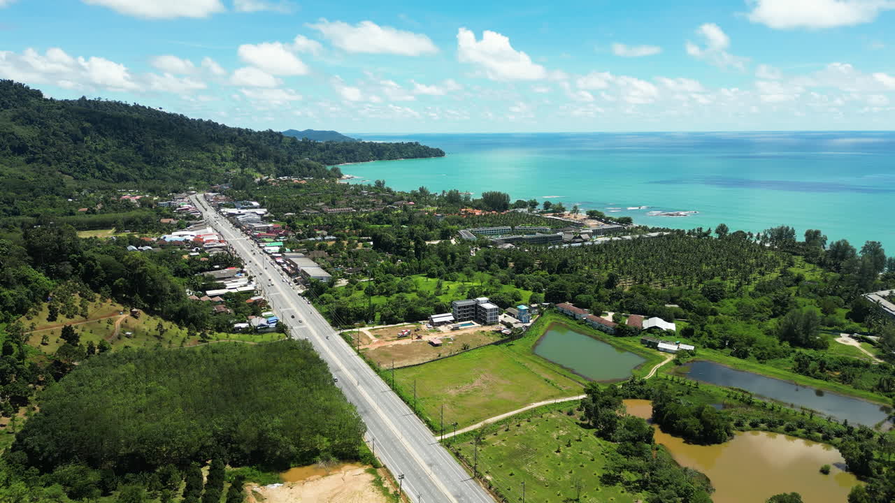 태국의 이 많은 날 카오락 시내를 뒤집어 둘러싸고 있는 항공기