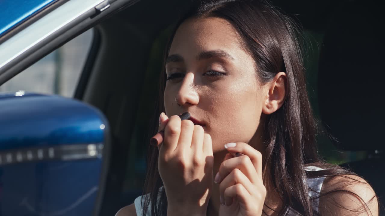 자동차 에서 립스틱 을 바르는 여자