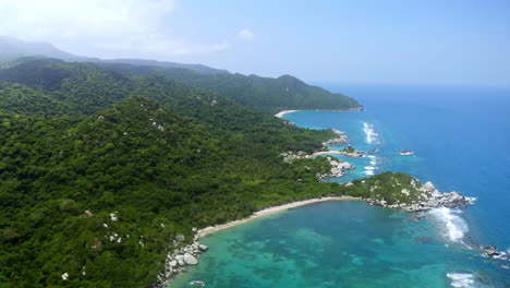 Vista-Aérea-De-Drones-Sobre-El-Parque-Nacional-Tayrona-En-Colombia,-Sudamérica