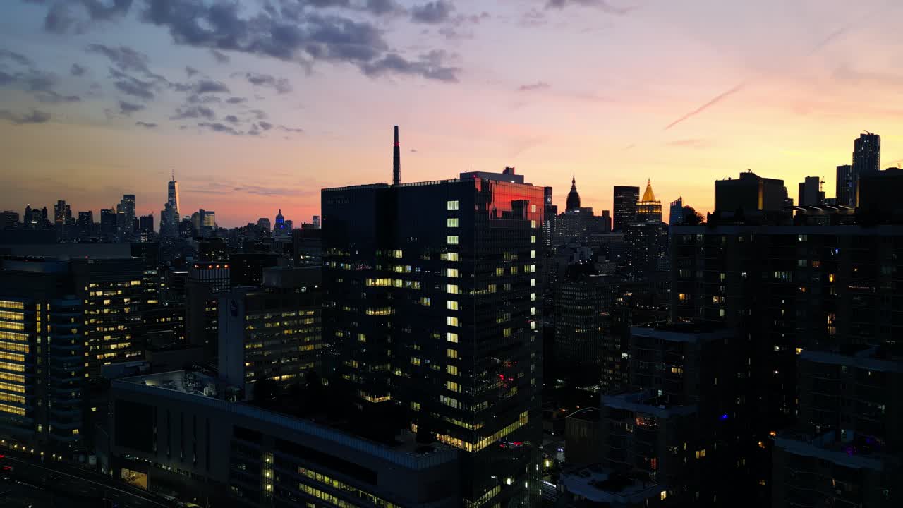 La oscuridad envuelve el horizonte de la ciudad de Nueva York, silueta de rascacielos