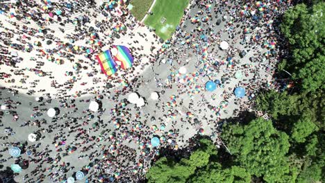 Drohnenaufnahme-über-Dem-Kopf-Von-Menschen,-Die-Die-Pride-Parade-In-Mexiko-Stadt-Am-Unabhängigkeitsdenkmal-Genießen