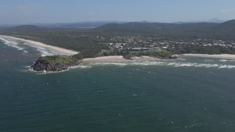 Vista-Desde-Arriba-De-La-Playa-De-Cabarita-Y-El-Cabo-De-Norries-En-Nsw,-Australia-En-Un-Día-Soleado-De-Verano