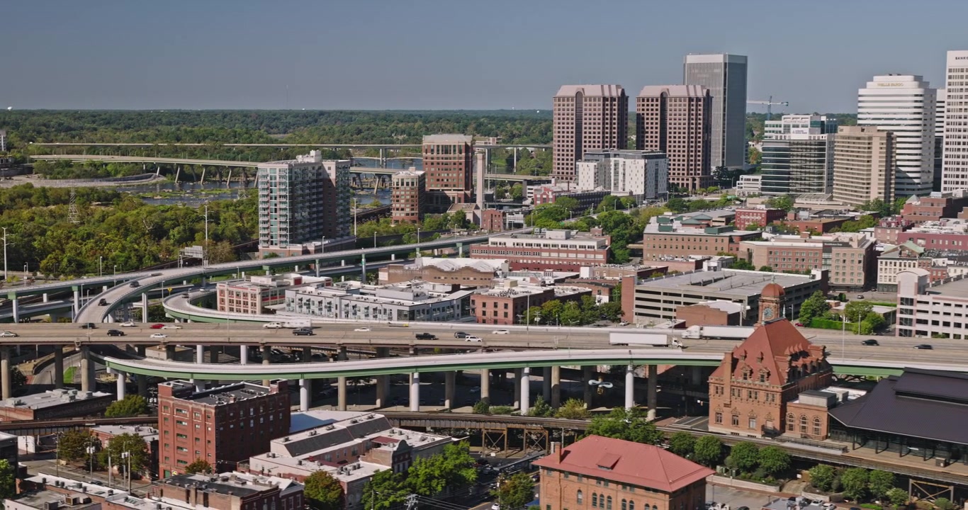 Richmond Virginia Aerea v97 sorvolo a bassa quota dal fiume James e dalla Città Vecchia di Manchester verso Shockoe e il Capitol District nel centro città - Ripreso con Inspire 3 8k - 30 settembre 2023
