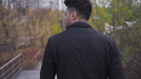 우울한 외로운 남자가 시내를  ⁇ 고 있습니다. 불행과 후회.